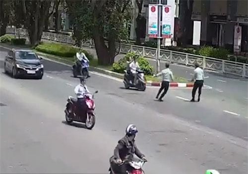 CLIP: Ly kỳ cảnh bảo vệ vây bắt cướp giật túi xách trong khu đô thị ở TP.HCM