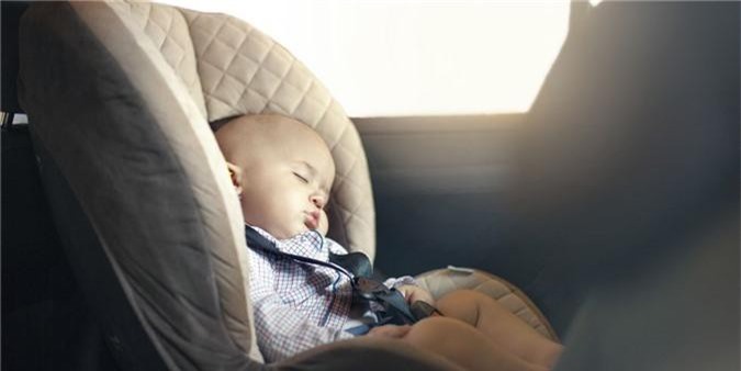 Các bậc phụ huynh cho trẻ đi ô tô nên nhớ điều này