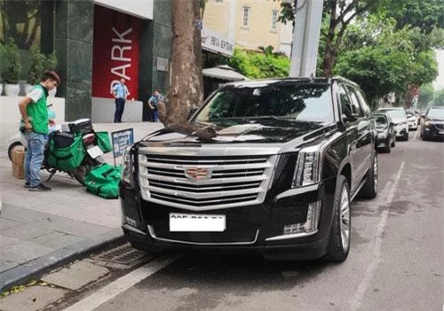 Hàng hiếm Cadillac Escalade tiền tỷ nổi bật khi lăn bánh tại Hà Nội. (Ảnh: Việt Vũ)