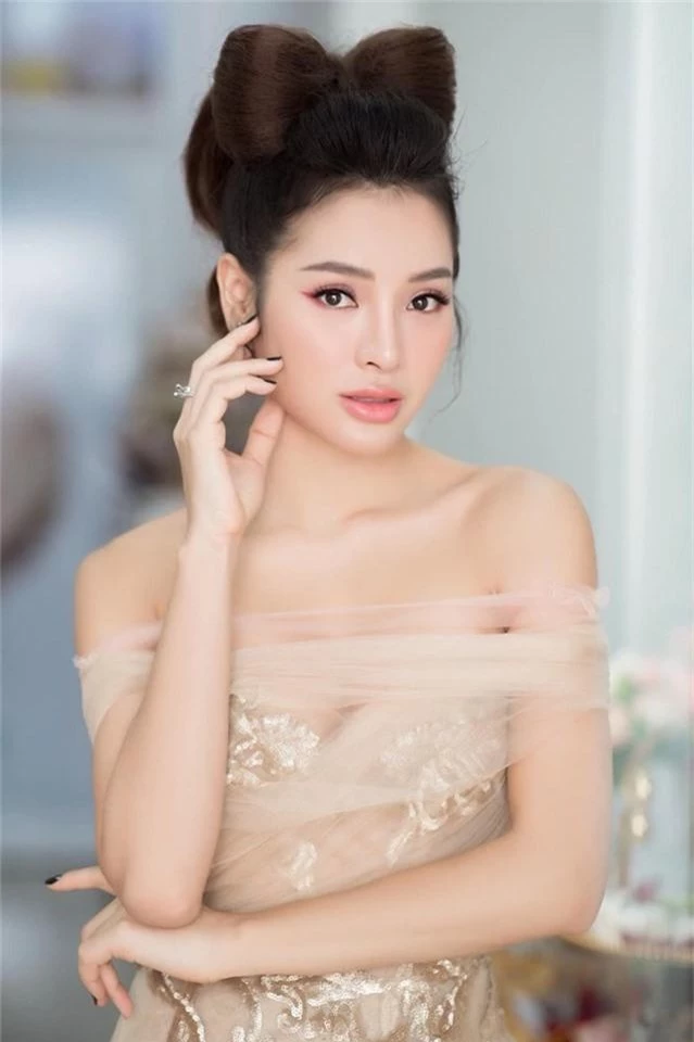 Chán làm nữ hoàng bikini, Phương Trinh Jolie hóa nàng mèo trong veo  - Ảnh 2.