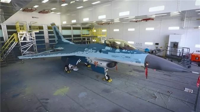 F-16 “cai trang” thanh sieu co Su-57, My dang lam tro he