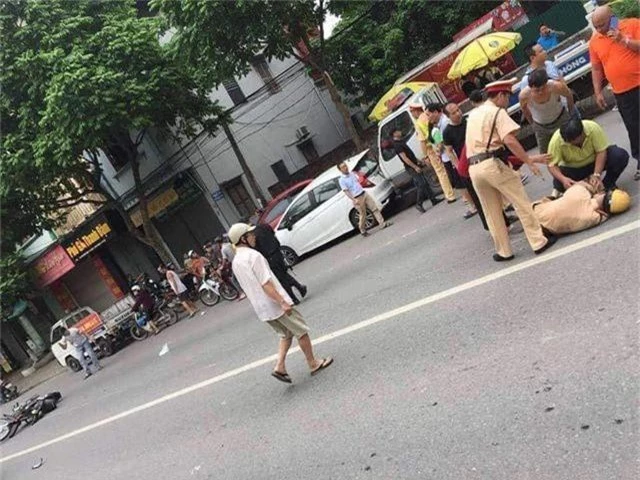 Hà Nội: Thanh niên ngổ ngáo tông gục Cảnh sát giao thông trên phố - 1