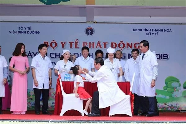 GS.TS Nguyễn Viết Tiến – Thứ trưởng thường trực Bộ Y Tế cùng các đại biểu khách mời cho các em học sinh uống Vitamin A, một trong những vi chất dinh dưỡng quan trọng giúp tăng trưởng, nâng cao tầm vóc, sức khỏe, trí tuệ và chất lượng cuộc sống.