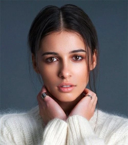 Naomi Scott sinh ngày 7/5/1993 tại Anh. 