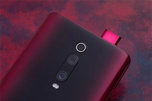 Ngoài thiết kế đẹp, cấu hình, pin “khủng”; Redmi K20 Pro còn được trang bị 3 camera sau. Trong đó, cảm biến chính 48 MP cho khả năng lấy nét theo pha. Cảm biến thứ hai 13 MP, f/2.4 cho ống kính góc rộng 124,8 độ. Cảm biến tele 8 MP, f/2.4 đem đến khả năng zoom quang học 2x. Bộ ba này được trang bị đèn flash LED kép, quay video 4K.