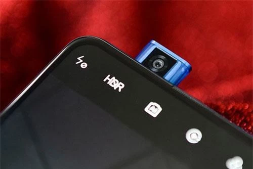 Máy ảnh selfie dạng trượt (pop-up) độ phân giải 20 MP, f/2.2 cho khả năng ghi hình Full HD, chụp ảnh và quay phim HDR. Theo tiết lộ của Xiaomi, camera này chỉ mất 0,8 giây để bật/tắt và có độ bền trên 300.000 lần.