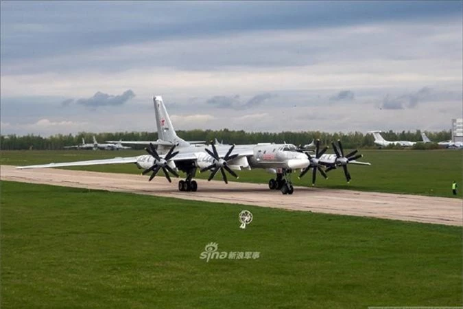 'Trinh' tac chien cua 'gau bay' Tu-95 khi duoc bom xang-Hinh-2