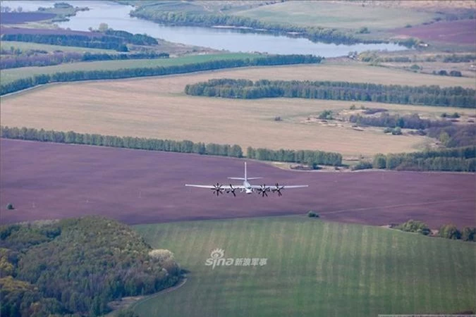 'Trinh' tac chien cua 'gau bay' Tu-95 khi duoc bom xang-Hinh-3