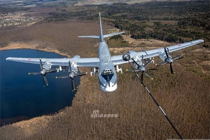 'Trinh' tac chien cua 'gau bay' Tu-95 khi duoc bom xang-Hinh-4