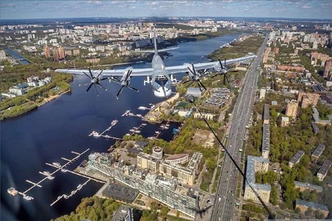 'Trinh' tac chien cua 'gau bay' Tu-95 khi duoc bom xang-Hinh-7