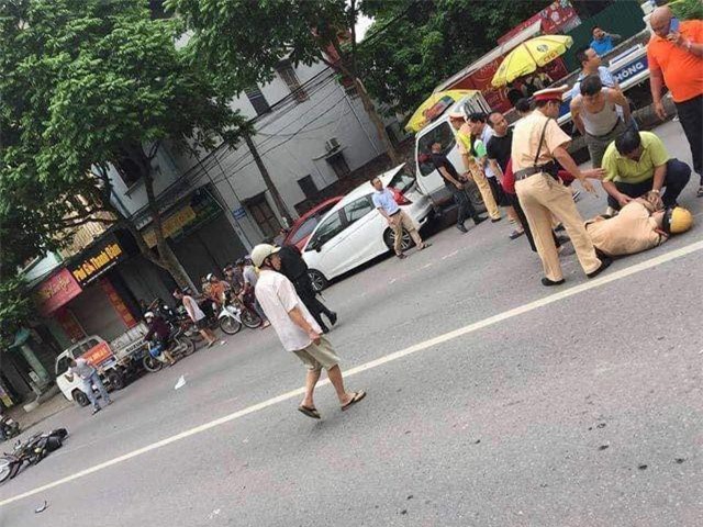 Hà Nội: Thanh niên ngổ ngáo tông gục Cảnh sát giao thông trên phố