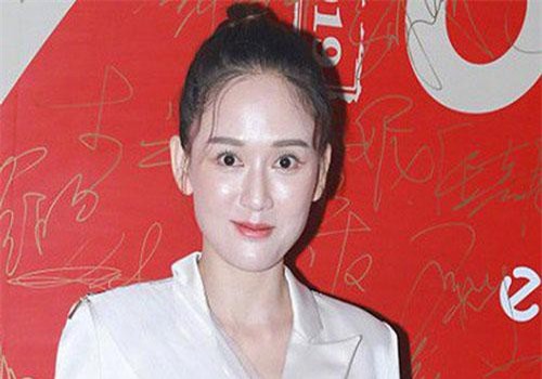 Phát hoảng với hình ảnh Trần Kiều Ân mặt tròn xoe, make up vừa trắng bệch vừa bóng nhẫy trong sự kiện mới