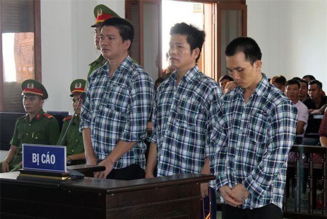 Phú Yên: Dùng roi điện táo tợn cướp hàng chục cây vàng, ba bị cáo lãnh án