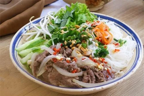 Bún bò Nam Bộ.