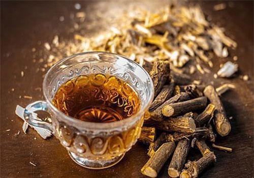 Uống trà cam thảo 2 lần mỗi ngày liên tục trong 2 tuần, tưởng tốt nhưng người đàn ông này phải nhập viện vì huyết áp tăng vọt