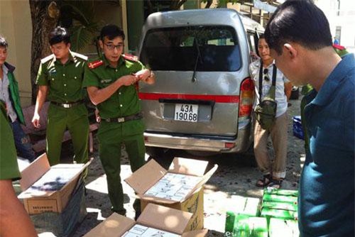 Đà Nẵng: Gắn biển giả, vận chuyển gần nửa vạn bao thuốc lá lậu giữa thành phố