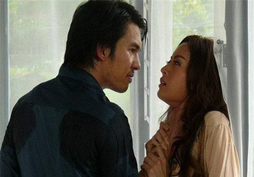 Xa nhà 6 tháng, vừa mở tủ quần áo, chồng ghen tuông lao đến tát vợ khi phát hiện vật thể lạ nhức mắt