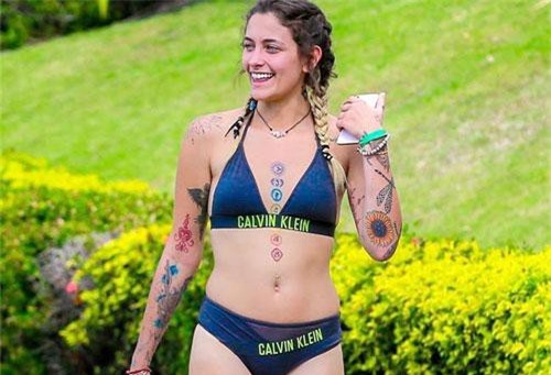 Con gái xinh nhất của Michael Jackson: Sexy dù vòng 1 nhỏ, xăm 18 hình khắp người