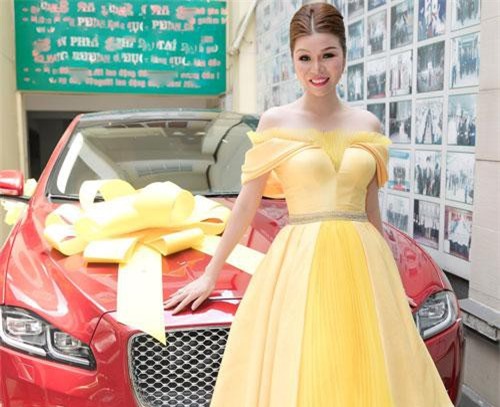 Hoa hậu được em trai tặng xế hộp Jaguar 8 tỷ trong tiệc sinh nhật là ai?