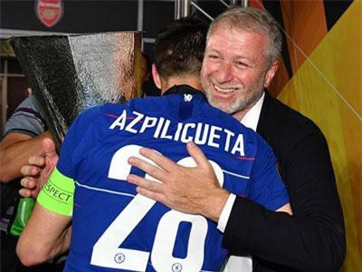 'Mất tích' 1 năm, Abra ập vào phòng thay đồ mừng Chelsea