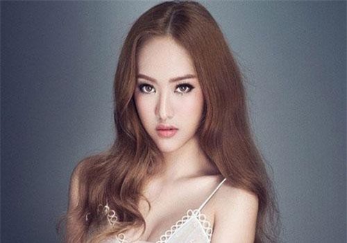 Thúy Vi khoe "tự thân" mua xe hơi tiền tỷ, tự hào ở tuổi 21 có đầy đủ nhà và xe gây nhiều tranh cãi