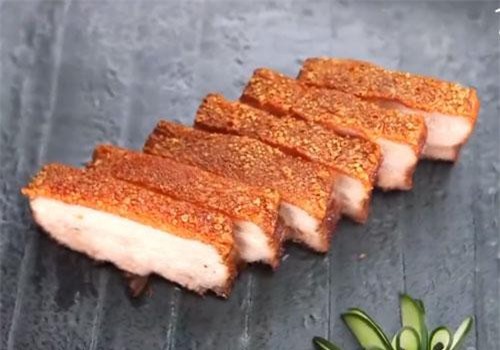 CLIP: Cách làm món thịt quay giòn bì ngon như nhà hàng