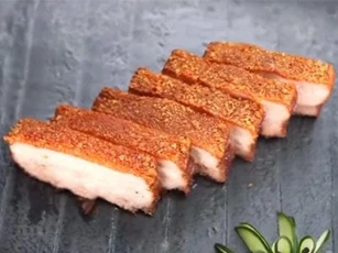 CLIP: Cách làm món thịt quay giòn bì ngon như nhà hàng