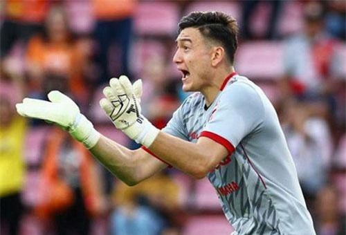 V&#x103;n L&#xE2;m gi&#x1EEF; s&#x1EA1;ch l&#x1B0;&#x1EDB;i, Muangthong United gi&#xE0;nh chi&#x1EBF;n th&#x1EAF;ng qu&#xFD; gi&#xE1;