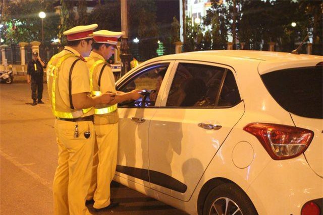 2 tuần thu phạt nồng độ cồn 2 tỷ đồng, tạm giữ 410 phương tiện