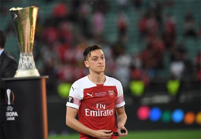 Arsenal thảm bại, Ozil lại hứng ‘mưa gạch đá’