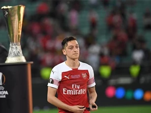 Arsenal thảm bại, Ozil lại hứng ‘mưa gạch đá’