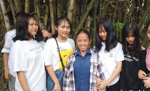 CLIP: Hàng trăm người lặn lội đường xa để gặp Bà Tân Vlog