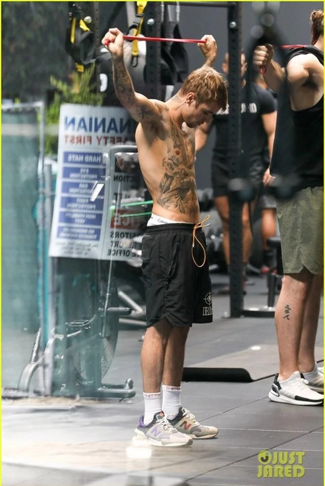 Bắt gặp Justin Bieber cởi trần tập gym, cơ ngực cuồn cuộn đi chơi trốn tìm nhưng một bộ phận vẫn gây ngỡ ngàng - Ảnh 2.