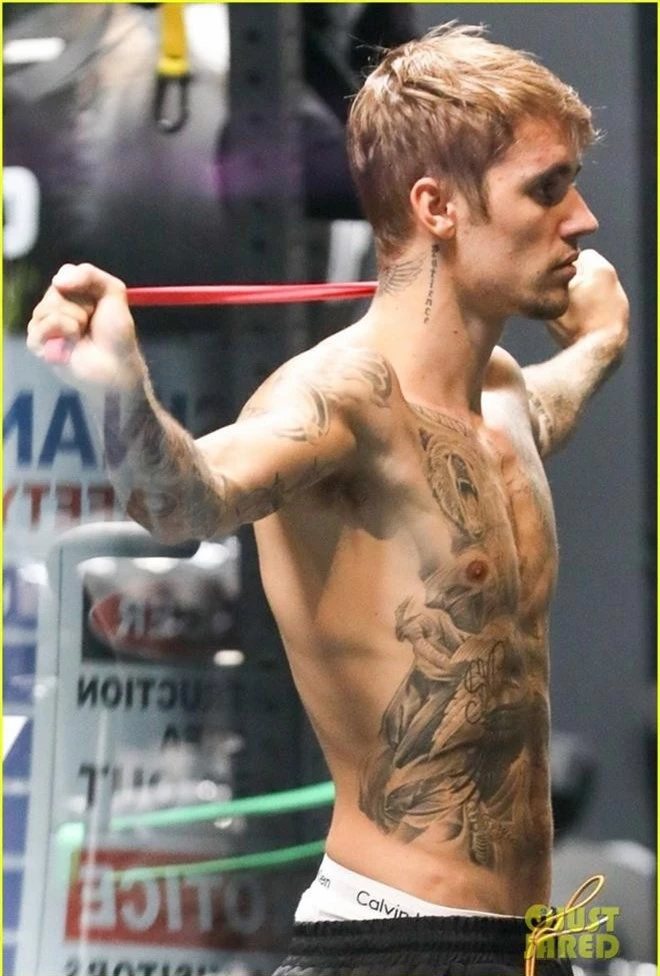 Bắt gặp Justin Bieber cởi trần tập gym, cơ ngực cuồn cuộn đi chơi trốn tìm nhưng một bộ phận vẫn gây ngỡ ngàng - Ảnh 3.