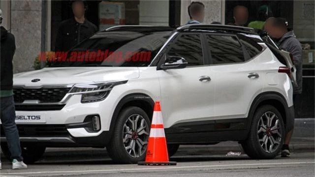 Crossover mới của Kia bất ngờ lộ diện trên phố - 2