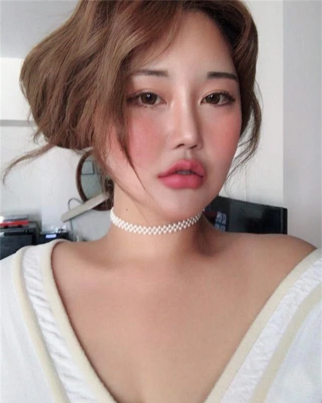 Gương mặt dao kéo gây tranh cãi của “bà trùm” thời trang mỹ phẩm Hàn Quốc - 9