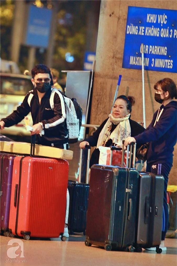 Vợ chồng Trấn Thành - Hari Won diện đồ ton sur ton đeo khẩu trang kín đáo tại sân bay - Ảnh 10.