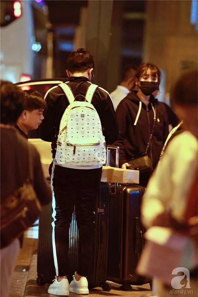 Vợ chồng Trấn Thành - Hari Won diện đồ ton sur ton đeo khẩu trang kín đáo tại sân bay - Ảnh 11.