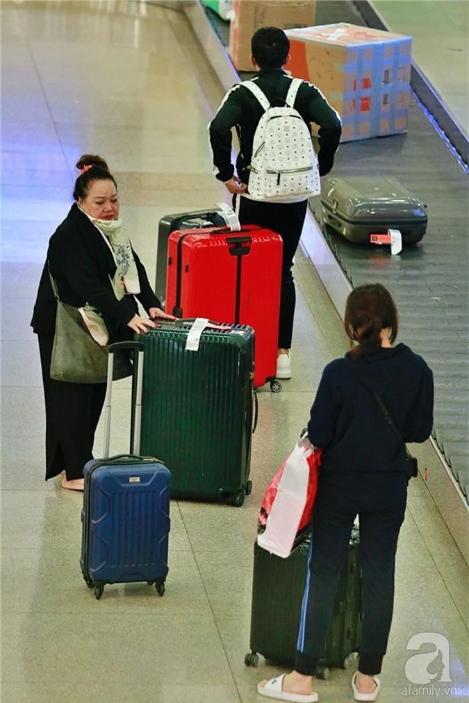 Vợ chồng Trấn Thành - Hari Won diện đồ ton sur ton đeo khẩu trang kín đáo tại sân bay - Ảnh 4.