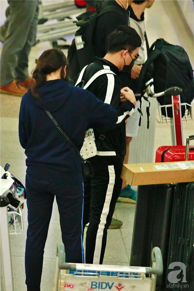 Vợ chồng Trấn Thành - Hari Won diện đồ ton sur ton đeo khẩu trang kín đáo tại sân bay - Ảnh 6.