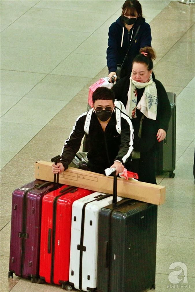 Vợ chồng Trấn Thành - Hari Won diện đồ ton sur ton đeo khẩu trang kín đáo tại sân bay - Ảnh 8.