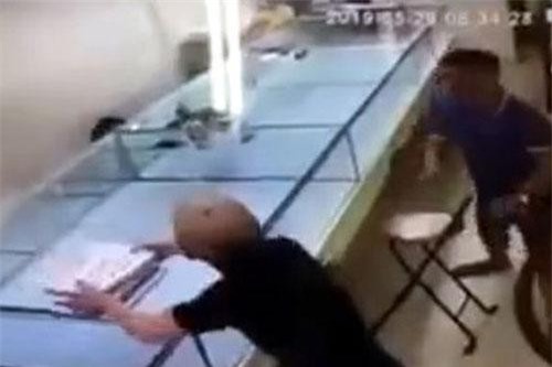 Hà Nội: Tóm gọn đối tượng ôm khay đựng nhẫn vàng bỏ chạy