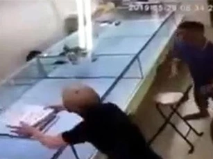 Hà Nội: Tóm gọn đối tượng ôm khay đựng nhẫn vàng bỏ chạy