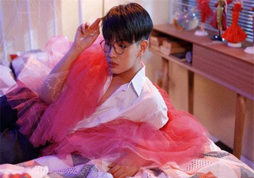 Đào Bá Lộc lại gây choáng khi làm "công chúa", mặc đồ hồng ngồi giữa dàn búp bê barbie