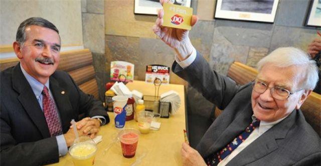 Bữa trưa cùng tỷ phú Warren Buffett đạt giá kỷ lục 3,5 triệu USD