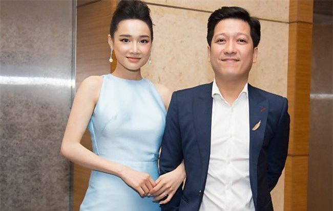 Nhã Phương khoác tay tình tứ bên Trường Giang nhưng vòng 1 căng đầy mới là điều đáng chú ý