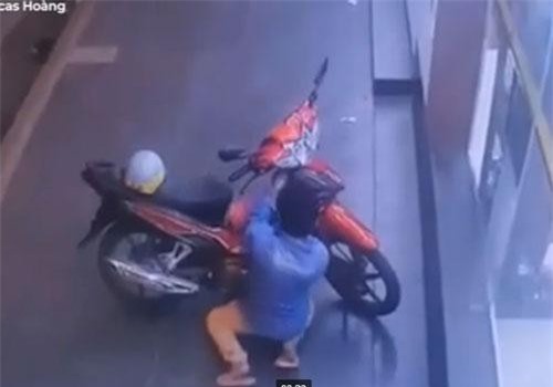 CLIP: Tên trộm bẻ khóa, lấy xe máy ở Sài Gòn trong 30 giây 