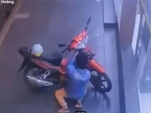 CLIP: Tên trộm bẻ khóa, lấy xe máy ở Sài Gòn trong 30 giây