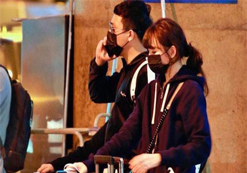 Vợ chồng Trấn Thành - Hari Won đeo khẩu trang kín mít với “hàng núi” vali xuất hiện tại sân bay lúc đêm muộn