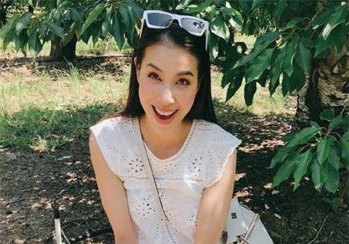 Sau Hoàng Thùy ăn chè đậu đen quên xỉa răng, Phạm Hương lại gây xôn xao MXH vì mải ăn, cherry dính răng còn cười rạng rỡ